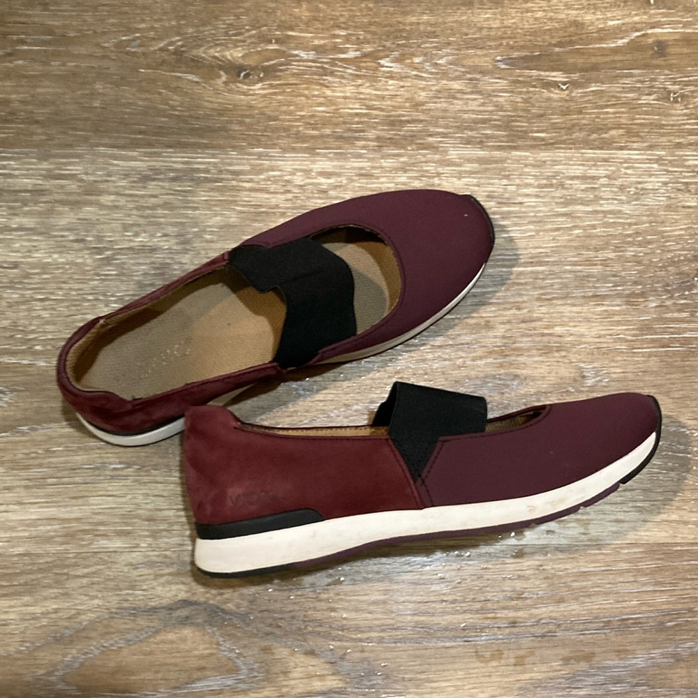 Bionic Cadee Slip On in Wine Red size 8
